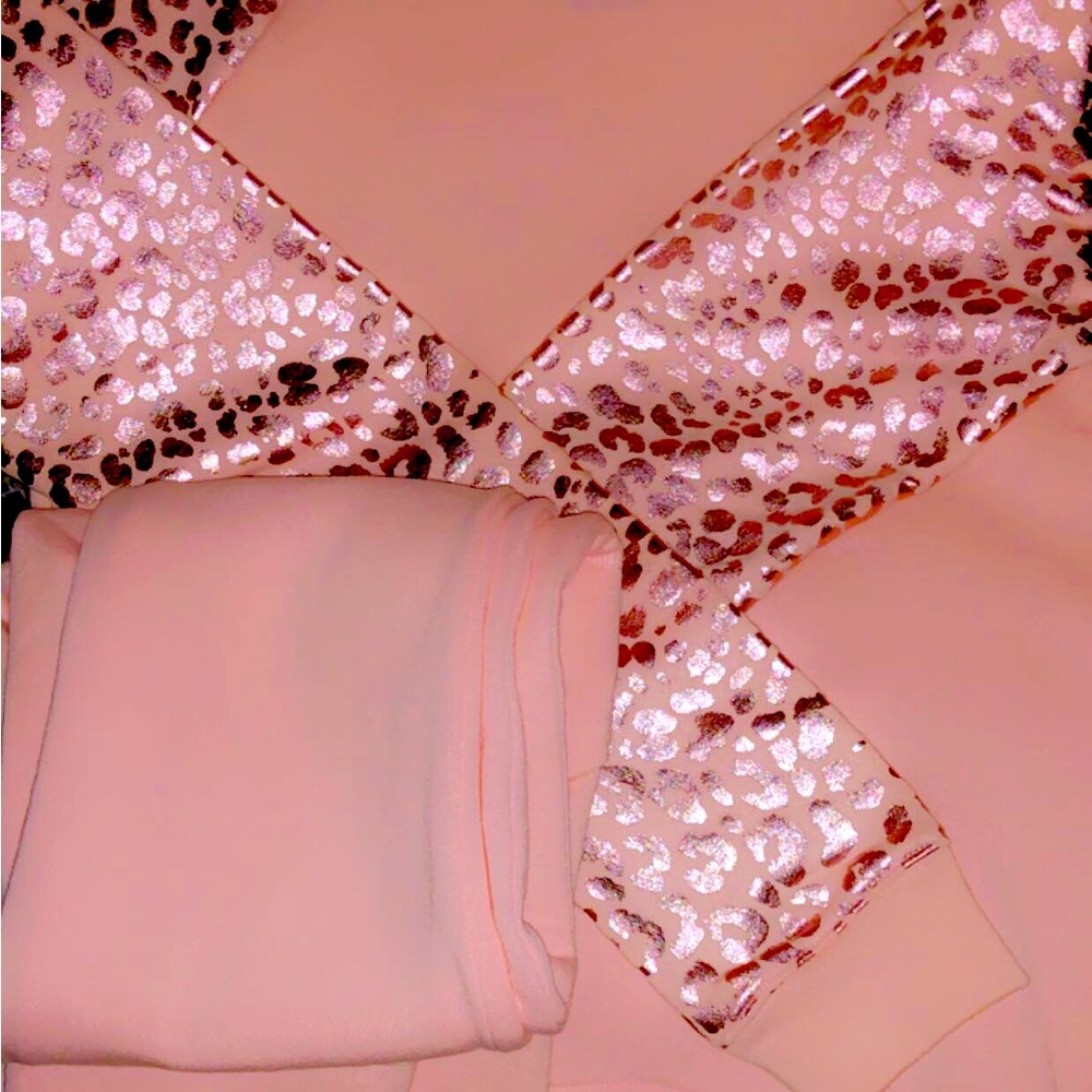 I’m selling a two piece top and bottom for kids girls a small size 🩷